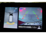 空から見たような映像で駐車ができるアラウンドビューモニター。ひと目でわかるセンサーに前後の衝突被害軽減ブレーキ付き。