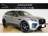 前後のオーバーハングを切り詰めたダイナミックなプロポーションです。サイドベントの意匠やドアパネルの曲面構成が、SUVならではの安定感ある佇まいを表現しています。
