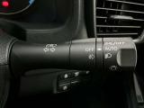【オートライト】車のセンサーが周囲の明るさを感知し、自動でヘッドライトを点灯・消灯する機能です。この機能は夕暮れ時の交通事故が多い時間帯の安全性を高めてくれます。