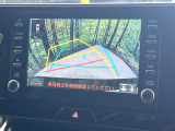 【バックカメラ】駐車時に後方がリアルタイム映像で確認できます。大型商業施設や立体駐車場での駐車時や、夜間のバック時に大活躍!運転スキルに関わらず、今や必須となった装備のひとつです!