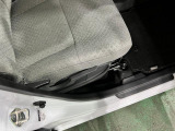 痛みの出やすい運転席シートの角、フロアマット、座面、ともに良好です