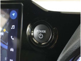 スマートキーを携帯していればキーを取り出さずにドアを施錠&解錠。クルマの始動も可能です。