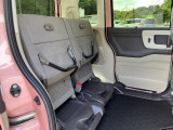 ★セカンドシートアレンジ★ 左右分割式のチップ機構を備えています。荷物の状況に応じて使い分けできます。背の高い荷物も積込みOKです。