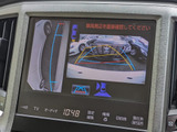 パノラミックビューモニターを装備!上から車両を見下ろしたような映像をナビ画面に表示できます。車両前後左右に搭載した4つのカメラ映像を継ぎ目なく合成!目視では見えない部分もリアルタイムで見れます。