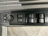 狭い駐車場で便利な電動格納ドアミラーが付いています。