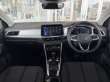シンプルで扱いやすいT字型のインパネ。フォルクスワーゲン車では少なくなってきた従来形状のストレート式シフトレバーです。
