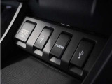 ◆USB接続端子◆スマホやiPodなどを接続して、いつもの音楽を車内でもお楽しみいただけます♪