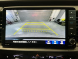 リバースギアに入れるだけで後方の表示へ切り替わります。夜間や雨の日の駐車も楽になりますよ。