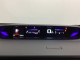 デジタル表示のスピードメーターとタコメーターを大きく配した見やすいメーター部になっています。左側のインフォメーション画面でオドメーターや燃費などの情報を確認できます。
