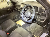 運転席は、大きな座面と包み込むような背もたれがドライバーの身体全体をしっかり支えます。上質なシート素材と座り心地のよいクッションを採用し、長時間の運転やコーナーの多い道も快適です。