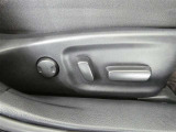 運転席のシート調整を電動で調整できます。無段階調整なので、どなたにもピッタリの調整が可能です。