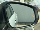 隣車線を走る車両をレーダーで検知し、ドアミラーでは確認しにくい後側方エリアに存在する車両に加え、急接近してくる車両も検知します。車両を検知するとドアミラーに搭載されたLEDインジケーターが点灯します。
