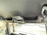 運転席頭上に大型ルーフコンソールがついています。