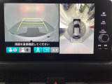 マルチビューカメラシステム搭載車です。お車の周囲を全方位でカバーします。後方・前方・両脇と、コンディションが悪い視界でもカラーモニターに映し出した映像がドライバーをサポートします。