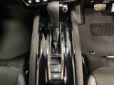 CVT車のセレクトレバーです。低速から高速まで、変速ショックのないスムーズな走りと、エンジン効率のよい領域を維持して燃費にも貢献します。サイドブレーキはスイッチ操作の電子制御パーキングブレーキです。