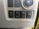 コーナーセンサーを車の前後に装備。障害物までの距離に応じて警告音を変えてお知らせ。縦列駐車時や駐車場・車庫などでの取り回しをサポートします。詳細は販売店スタッフまでおたずねください。