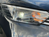 LEDヘットランプ・ハロゲンヘットランプの約2倍の光量でより明るく遠くを照らし、夜間走行時の視認性を高めます。
