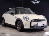 MINIのフロントグリルのデザインはイギリスで生まれた当初から、シルバーのサイドバーが折り重なった伝統的なデザインで御座います。その伝統はBMWのお車になってからでも少しずつ形を変えて守られております