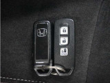 ◆スマートキー◆カギをバッグやポケットに入れたままでもドアロックの開閉ができる『スマートキー』付き!雨天や暗くなってもカギを取り出す必要がなくドアの開錠&エンジンも始動できます