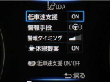 レーンディパーチャーアラートとは車線、又は走路からの逸脱の可能性を警告すると共に、車線、又は走路からの逸脱を避けるためのハンドル操作の一部を支援する機能です。詳細は販売店スタッフまでお尋ね下さい。