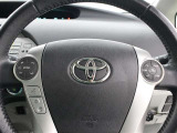 ステアリングスイッチ装備!運転しながら手元でオーディオやエアコンの操作などができます。