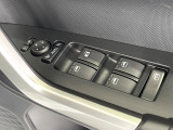 【電動格納ミラー】サイドミラーは電動格納式となっており、狭い駐車場でもキズがつくリスクを抑えられます。