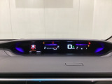 デジタル表示のスピードメーターを大きく配した見やすいメーター部になっています。左側のインフォメーション画面でオドメーターや燃費などの情報を確認できます。