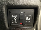 リアドアは乗り降りに便利な両側電動スライドドアです。また運転席に座っていながらスイッチ操作で自在にスライドドアを開け閉めできます。