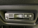 ハンドルの右下にETCがついています。高速道路の料金所の通過も楽々です!。 カードの取り出しもしやすい場所についています。