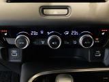 オートエアコンは左右席で独立温度コントロールが可能です。運転席はキンキンに冷やして助手席はマイルドにと言った設定が可能です☆暑さ寒さでケンカすることもなくなりますね♪