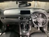 安全運転と情報操作を両立する運転席まわり。さまざまな情報を扱いながら正しい姿勢で安全に運転できることを追求したコックピット!