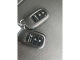 スマートキーのお写真です。鍵をお持ち頂くだけでドアの施錠開錠が可能です♪