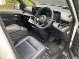 ガラスエリアが広く見晴らしのいい運転席。疲れにくいシートと相まって、安全快適に日常をサポートしてくれます。