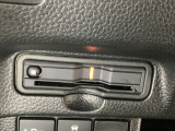 ハンドルの左下にETCがついています。高速道路の料金所の通過も楽々です。 カードの取り出しもしやすい場所についています。