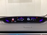 デジタル表示のスピードメーターとタコメーターを大きく配した見やすいメーター部になっています。左側のインフォメーション画面でオドメーターや燃費などの情報を確認できます。