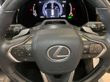 オーディオや運転支援機能などを手元で操作できるステアリングスイッチ。操作時の視線移動が少なく、安全にも貢献します。