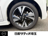 スポーティさを感じさせる純正アルミホイール