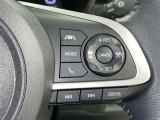 クルーズコントロール機能が付いています。 速度を設定するとアクセルを踏まなくても一定の速度で走ることができます。  高速道路ではとても便利な装置なんです。