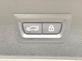 ●電動リアゲート:ワンタッチでリアゲートの開閉ができ、荷物などで両手が塞がっている状態でも簡単に開閉ができる便利機能です。