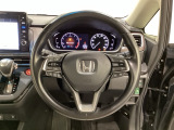 ステアリングスイッチはオーディオのボリュームなどの操作スイッチの他に、レフトセレクターホイールを装備。中央部を指先で上下に動かすことで、マルチインフォメーション・ディスプレーの各表示が確認できます。