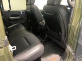【リアシート】屋根までの高さがある車のため、大人の方でも圧迫感が少なく乗車出来ます。足元は広く取られているため、ゆったりとお乗り頂けます。