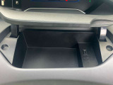 運転席前のダッシュボード上部にも収納スペースがあります