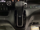 CVT車のセレクトレバーです。低速から高速まで、変速ショックのないスムーズな走りを実現するとともに、エンジン効率のよい領域を維持することで燃費にも貢献します。