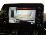 パノラミックビューモニター付きです。車両を上から見たような映像を画面に表示。運転席からの目視だけでは見にくい、車両周辺の状況をリアルタイムでしっかり確認できます。