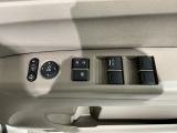 狭い駐車場で便利な電動格納ドアミラーが付いています。