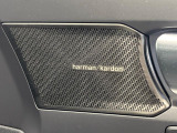 【harman kardon】ハーマンカードンのHi-Fiスペシャリストと共に、モデル別に開発・設計された専用チューニングが臨場感溢れる音響空間を実現しています。