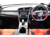 操作性に優れた運転席となります!小物入れや各ボタンの配置にこだわり、使いやすいです!座り心地もよく視認性も良好なのでロングドライブもお任せ下さい!