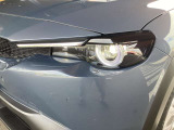 アダプティブLEDヘッドライトを装備しております。夜間走行時に周囲の状況に合わせて照射範囲を自動で調整し、見やすさを確保しながら対向車へのまぶしさも軽減します。