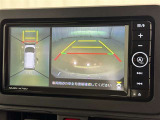 パノラミックビューモニターを装備。駐車場や交差点でクルマを真上から見るように周囲を確認できます。機能の詳細は販売店スタッフまでおたずねください。