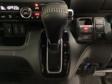 CVT車のセレクトレバーです。低速から高速まで、変速ショックのないスムーズな走りを実現するとともに、エンジン効率のよい領域を維持することで燃費にも貢献します。